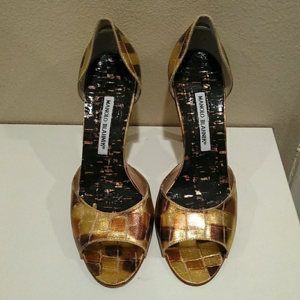 Manolo blahnik pumps new gold